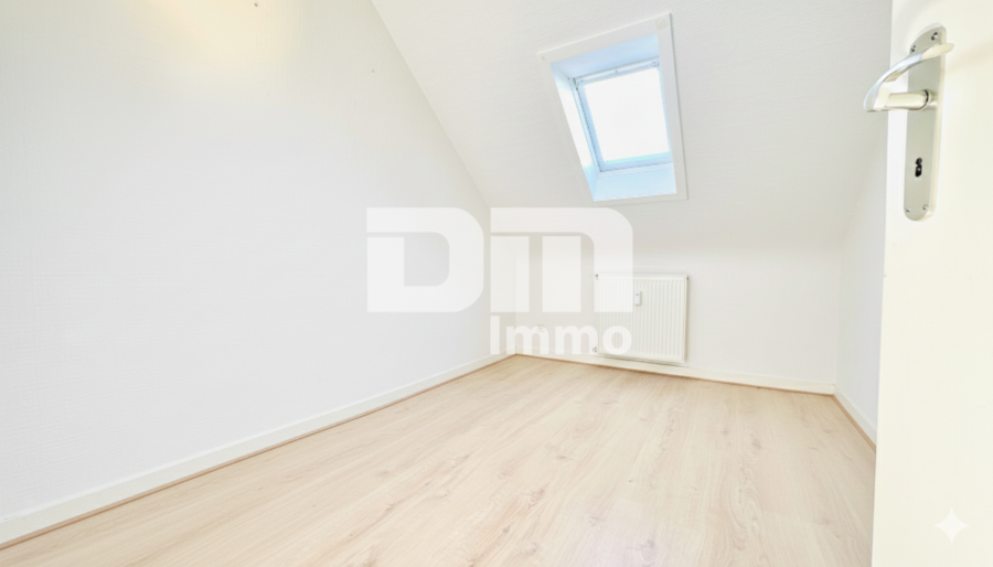 Kompakte Dreizimmer DG Wohnung in gepflegtem Dreifamilienhaus in gesuchter Lage - Kinderzimmer / Gästezimmer / Büro